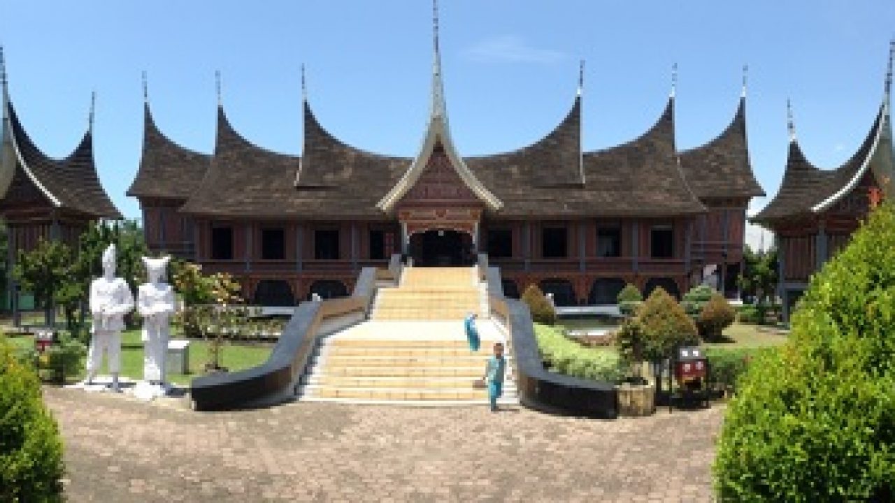 Warna Rumah Adat Minangkabau